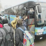 studenti alla fermata dell'autobus